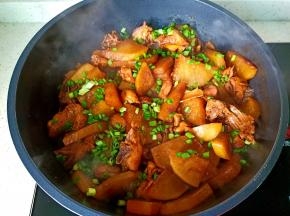 炖煮到汤汁差不多开中小火收汁，加点鸡精翻拌均匀，撒点葱花即可关火。