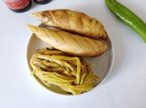 准备雪菜、冬笋、青椒。