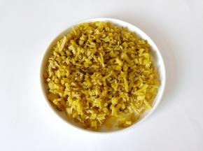 雪菜清洗一下，切成小颗粒状，用脆脆的根部来炒味道更好。