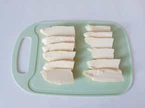 用刀在冬笋中间轻轻划一下，剥壳非常方便，剥好的冬笋切成厚一点的片。