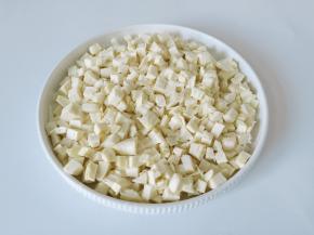 再把冬笋切成小粒。