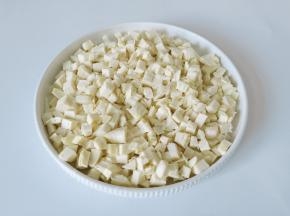 再把冬笋切成小粒。