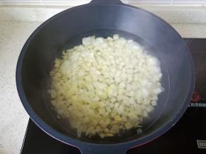 水开下笋丁焯水。