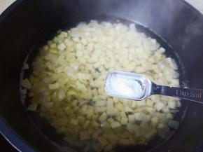 加一勺盐焯水5分钟【热水焯水可以去除笋的涩味】焯水过后控干水份备用。