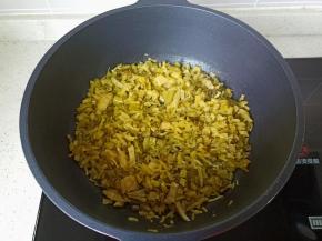 热锅热油将雪菜丁放入锅中大火翻炒。