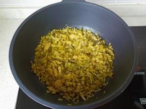 热锅热油将雪菜丁放入锅中大火翻炒。