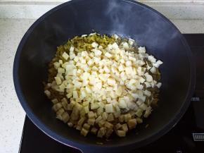 炒出雪菜的酸香味，加入笋丁翻炒。