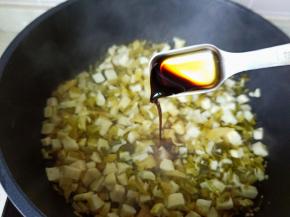 加入生抽与蚝油调味。