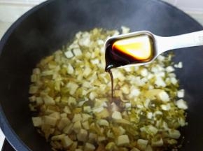 加入生抽与蚝油调味。