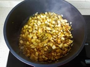 大火把调味料翻炒几下。