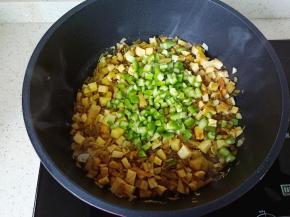 加入青椒丁入锅。