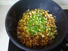 加入青椒丁入锅。