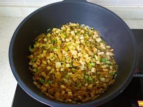 将青椒丁翻炒断生就可以关火出锅。