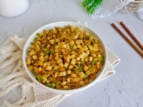 酸香扑鼻的雪菜炒冬笋就可以品尝了。