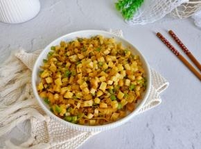 酸香扑鼻的雪菜炒冬笋就可以品尝了。