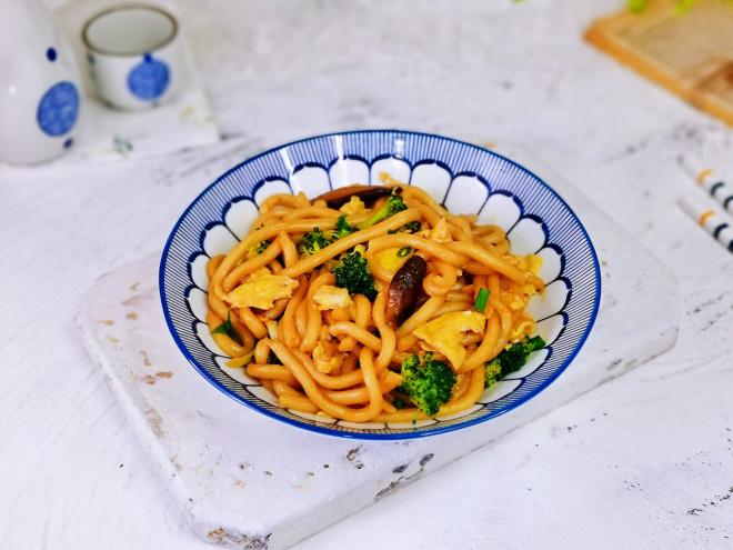 时蔬蛋炒乌冬面