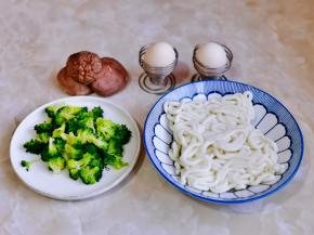 准备食材，西兰花掰小朵焯水。