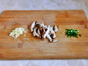 香菇洗净切片，蒜去皮切末，葱切葱花。
