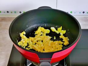 起油锅倒入蛋液，小火煎至凝固再铲碎，盛出备用。
