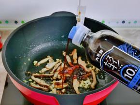 加入酱油，小火把香菇炒熟。