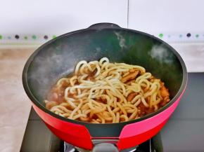 加入乌冬面小火翻炒，再加入半小碗纯净水。