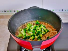 加入焯水的西兰花翻炒。