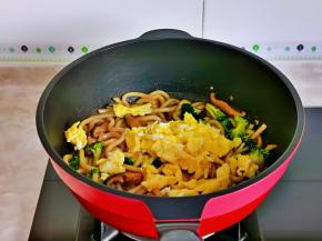 最后加入煎好的鸡蛋。