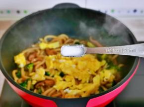 按个人口味加入盐。