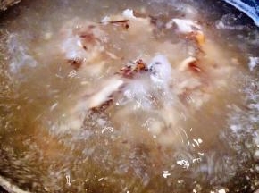 大火煮至黑鱼沸腾起来