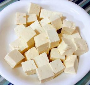 豆腐切成块在开水中焯水后立即放入冷水中过凉沥干水份备用