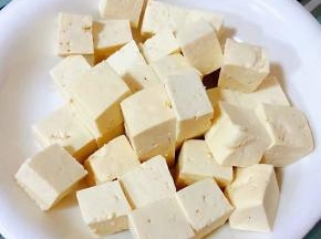 豆腐切成块在开水中焯水后立即放入冷水中过凉沥干水份备用