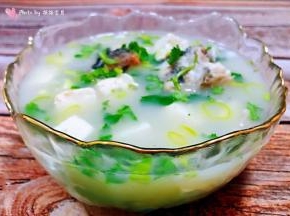 放入调味料盐、味精、醋、胡椒粉拌匀撒上葱花香菜就大功告成了