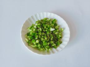 青椒去籽切成小丁。