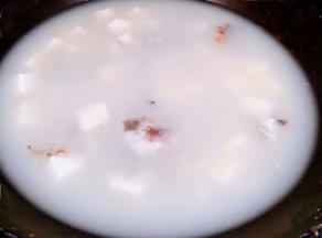 煮至鱼汤变成白色改成小火微煮