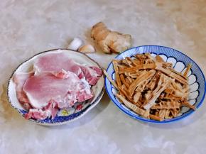 准备食材，笋干提前泡发。