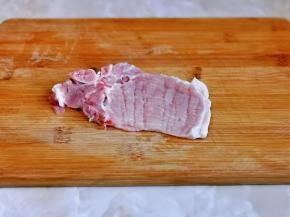 大排用刀背敲出花刀。