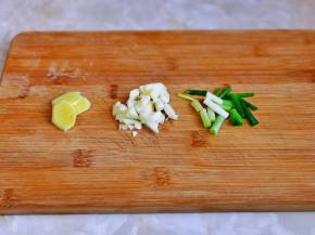 葱姜蒜去皮切好。