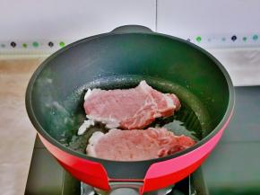 起油锅加入大排小火煎制。