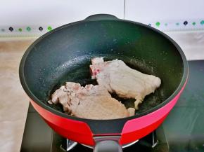 大排煎至两面变色。