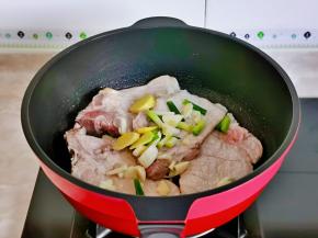 加入切好的葱姜蒜翻炒。