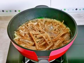 再把泡发的笋干铺在大排上面，大火烧开转，小火慢炖25分钟左右。
