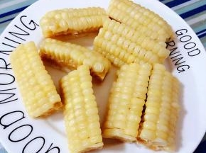 玉米洗净切成均匀大小长条状