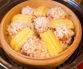 蒸好的糯米排骨玉米开锅后满屋飘香