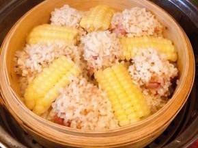 蒸好的糯米排骨玉米开锅后满屋飘香