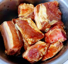 所有的调味料拌匀入味煨制六个小时入味