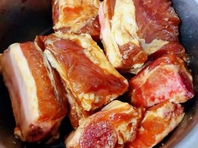 所有的调味料拌匀入味煨制六个小时入味