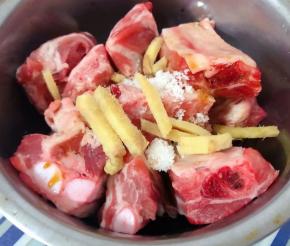 排骨洗净放入姜丝调味料一品鲜酱油、蚝油、料酒、糖、盐、味精