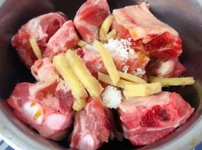 排骨洗净放入姜丝调味料一品鲜酱油、蚝油、料酒、糖、盐、味精