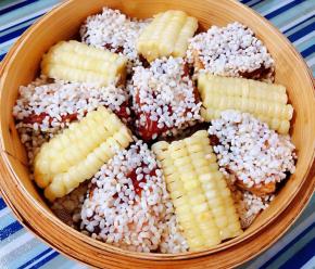 裹好糯米的排骨和玉米摆入笼屉中