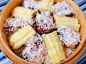 裹好糯米的排骨和玉米摆入笼屉中